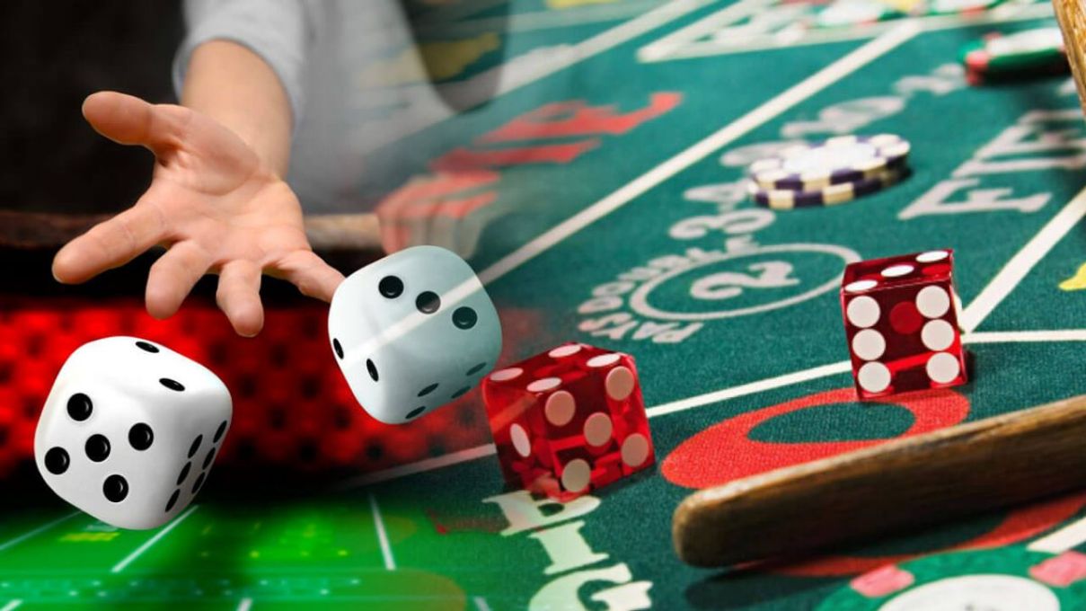 Player's hand throw the Dice in the table and the other side is craps table